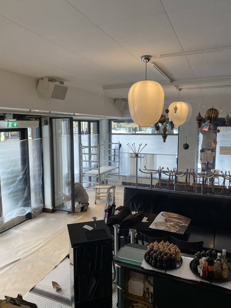 Nymålad restauranglokal med ljus inredning